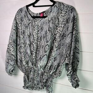 Vince Camuto xs top snake print. A151